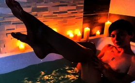 Enticing Camgirl Puts On Fantastic Show In The Bathtub