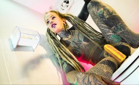 alternative-tattooed-model-anuskatzz-fucks-her-toy