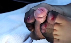 MILF seductress in pantyhose delivers footjob masterpiece